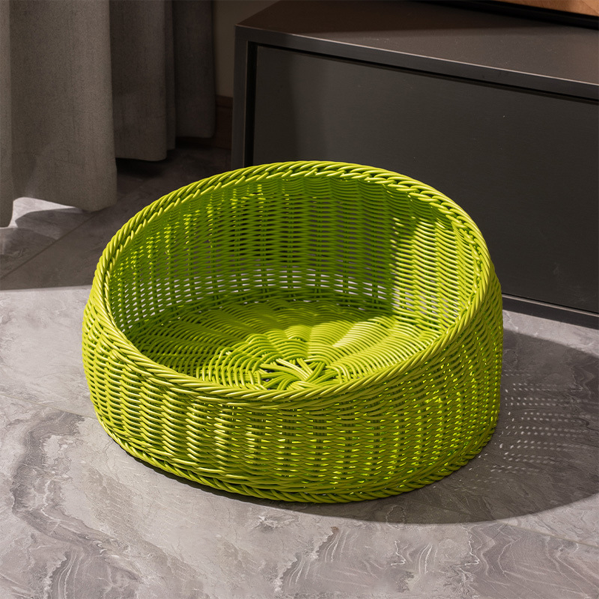 Weaving a circular pet bed