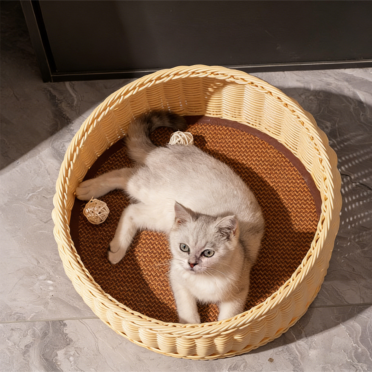 Weaving a circular pet bed