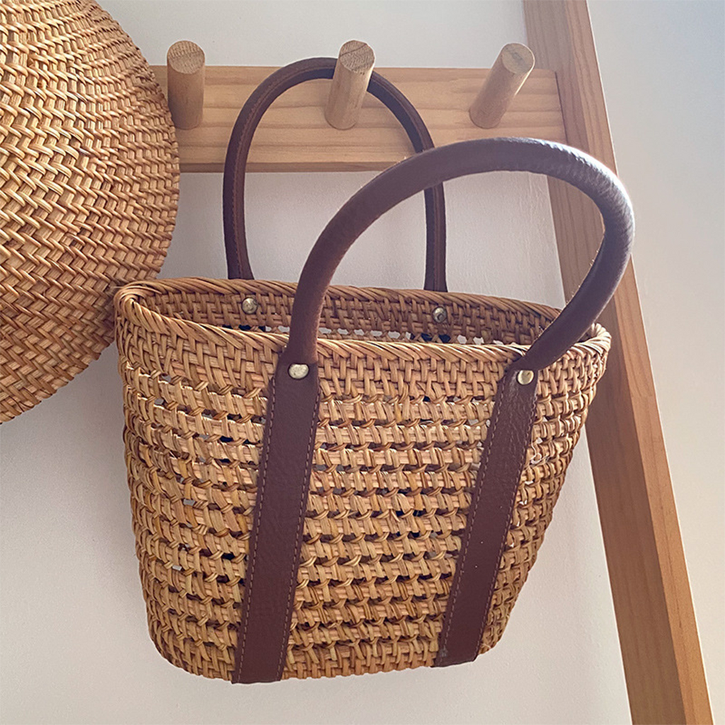 Natural primary color mango-woven contrast color leather handle handbag tote
