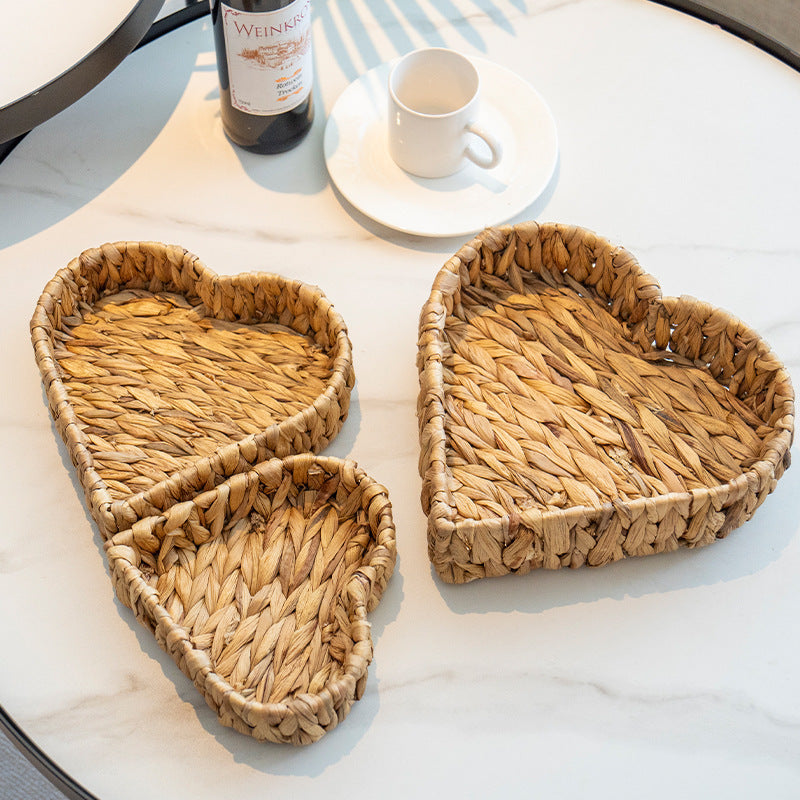 Natural straw-woven heart-shaped storage tray