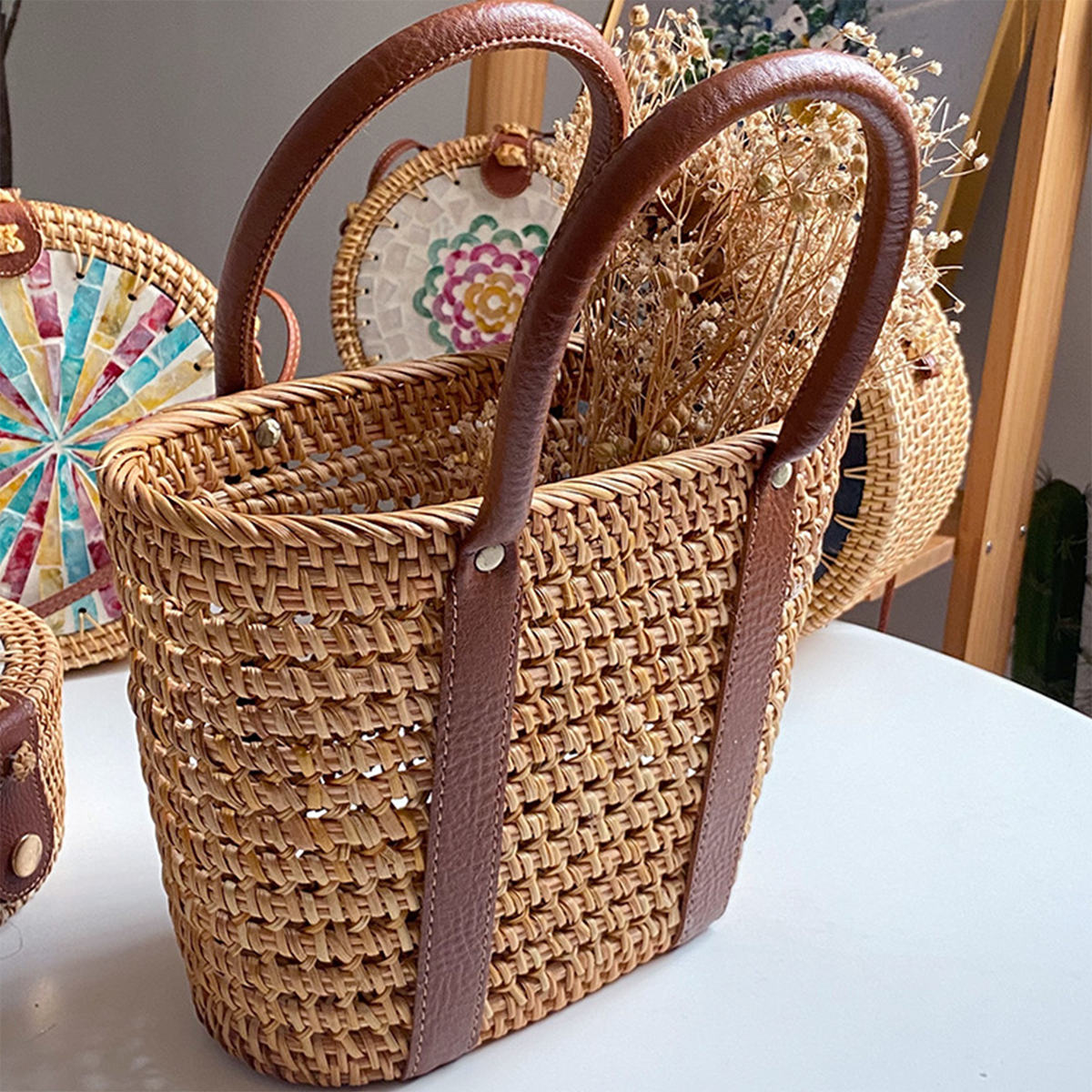 Natural primary color mango-woven contrast color leather handle handbag tote