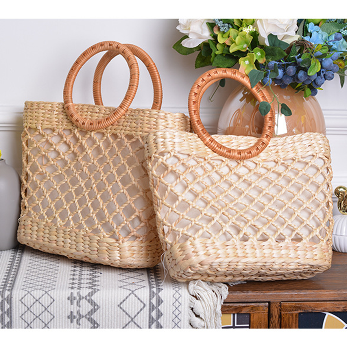 Grid-patterned natural straw double-loop handbag