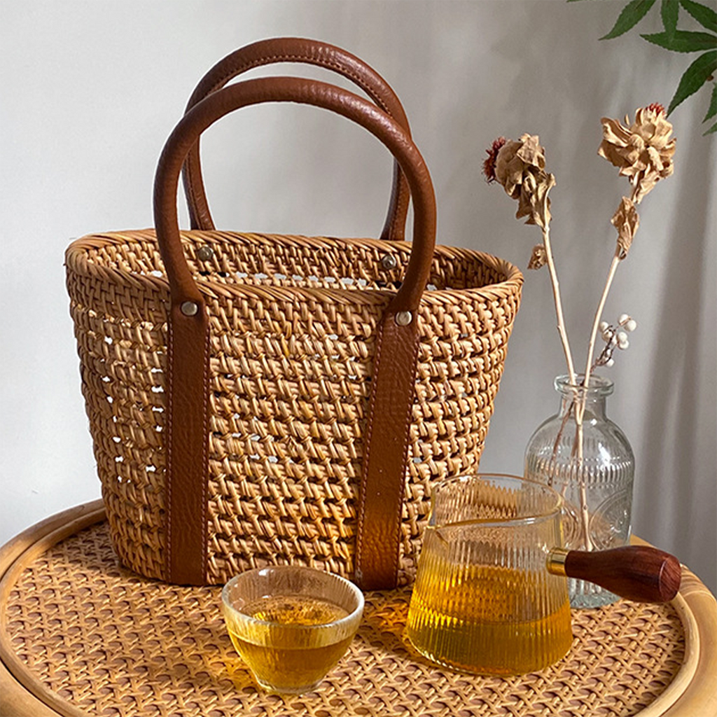 Natural primary color mango-woven contrast color leather handle handbag tote