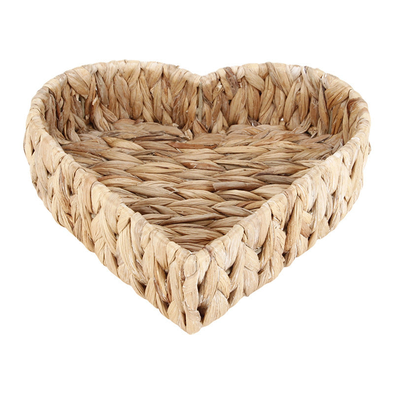 Natural straw-woven heart-shaped storage tray