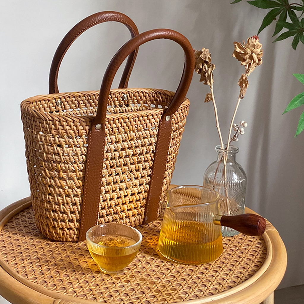 Natural primary color mango-woven contrast color leather handle handbag tote