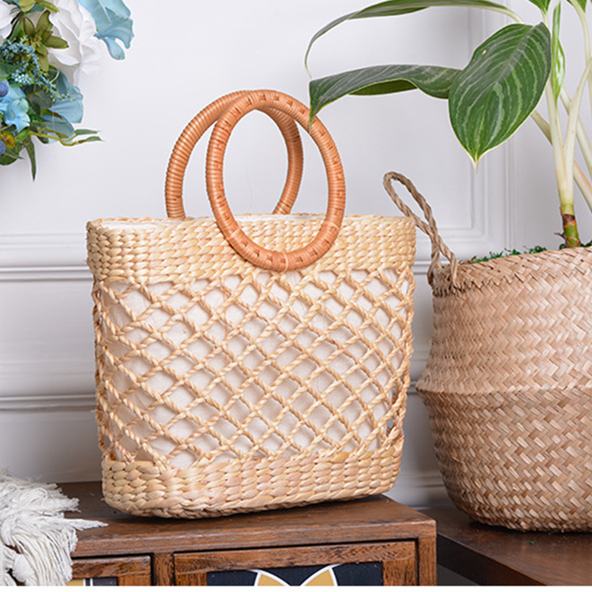 Grid-patterned natural straw double-loop handbag