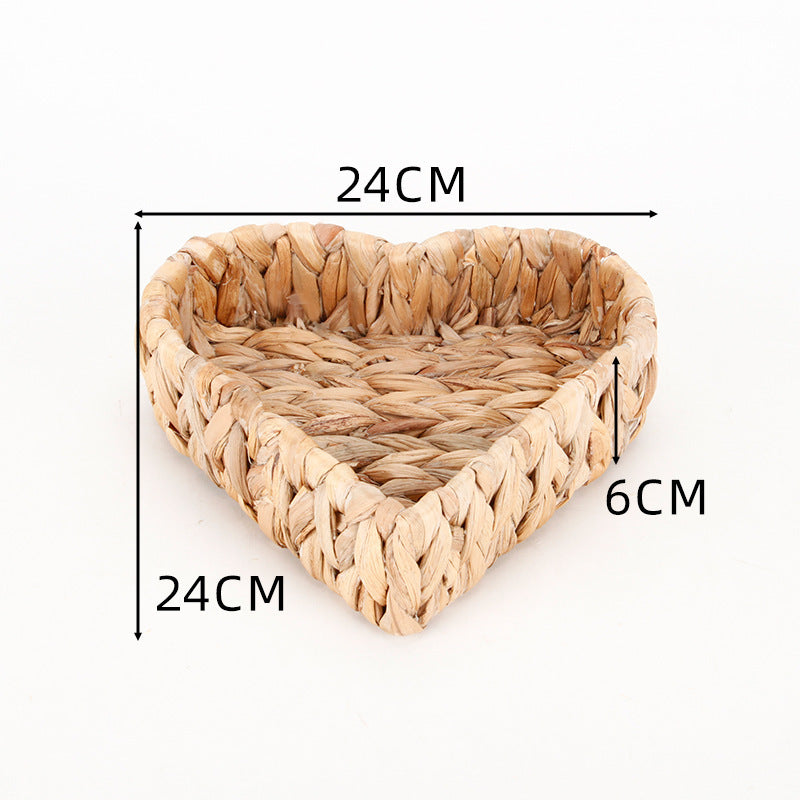 Natural straw-woven heart-shaped storage tray